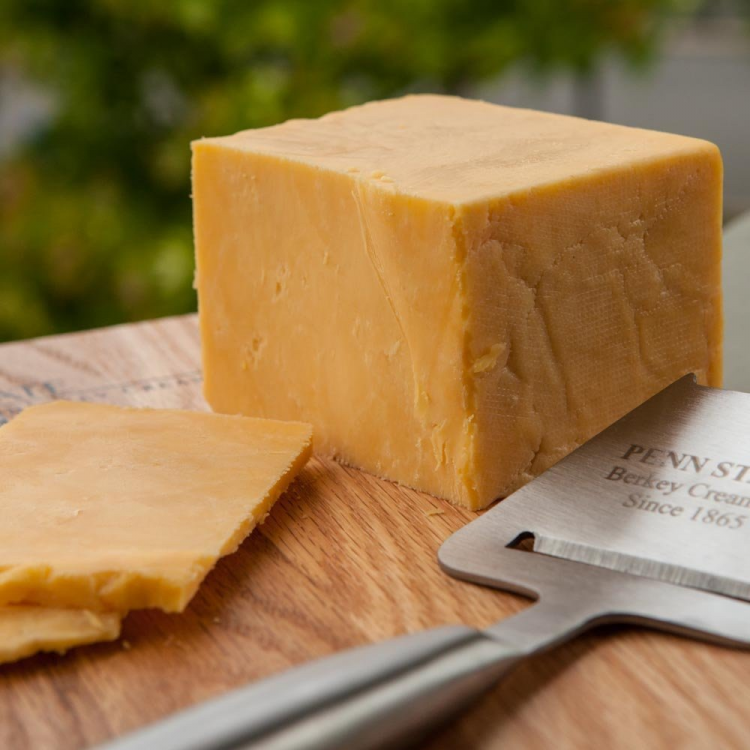 Сыр чеддер белый. Сыр Чеддер. Сыр Чеддер Cheese. Сыр твердый Чеддер. Выдержанный Чеддер.