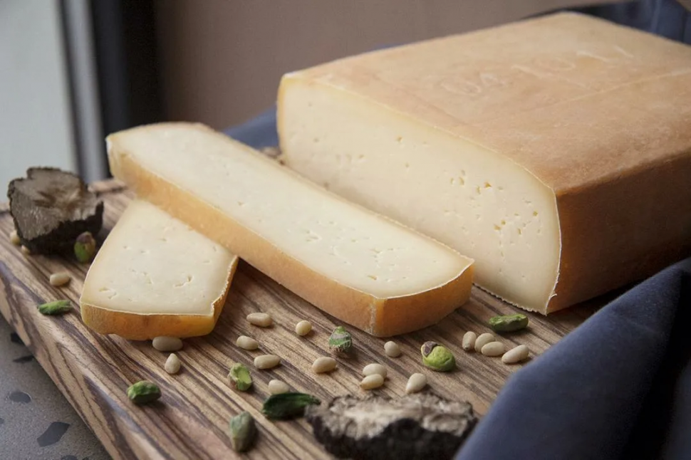 Сыр Тревизо "итальянские традиции". Taleggio сыр итальянский. Сыр Таледжио в Италии. Сырная масса. Итальянские сыры купить