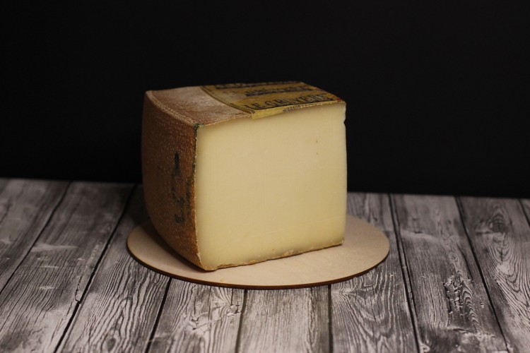 Сыр Швейцарский Грюйер