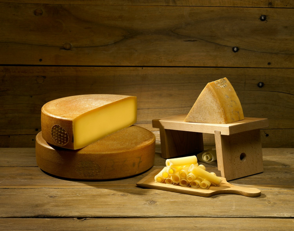 Сыр Swiss Cheddar. Сыр деревенский горный Швейцария. Сыроварня Грюйер. Сыр Сан Кристоф Швейцария.